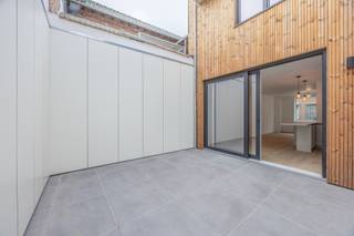 <p><strong>Volledig gerenoveerde woning in het hart van Turnhout<br /></strong>Ontdek deze prachtig gerenoveerde en instapklare woning, ideaal gelegen in het centrum van Turnhout. Dankzij de doordachte indeling, moderne afwerking en duurzame technieken is dit de perfecte thuis voor wie comfort en energiezuinigheid belangrijk vindt.<br />Bij binnenkomst betreed je een ruime inkomhal met voldoende plaats voor fietsen, gevolgd door een apart toilet. De lichtrijke woonkamer met aansluitende keuken vormt het kloppend hart van de woning. Via de grote raampartijen geniet je van een heerlijke zuidgerichte, open binnenplaats—een rustige buitenruimte midden in de stad.<br />De woning telt <strong>vier volwaardige slaapkamers</strong>, aangevuld met een extra kamer die ideaal is als <strong>thuiskantoor of dressing</strong>. De moderne badkamer is uitgerust met een <strong>inloopdouche</strong>. Daarnaast biedt de woning een <strong>ruime berging</strong> en een <strong>praktische zolder</strong>, perfect als extra opbergruimte.<br />Duurzaamheid staat hier centraal: de woning wordt verwarmd met een <strong>warmtepomp</strong>, heeft een <strong>uitstekend EPC</strong> en is uitgerust met <strong>zonnepanelen</strong>. In de nabije omgeving bestaat bovendien de mogelijkheid om een <strong>autostaanplaats te huren</strong>.<br />Kortom: een energiezuinige, smaakvol gerenoveerde stadswoning met alle comfort en ruimte die je nodig hebt. Instapklaar wonen in het centrum van Turnhout!</p>