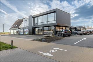 Commercieel gebouw gelegen op de Natienlaan te Knokke, een toplocatie met veel visibiliteit en passage. Het handelspand en/of kantoorruimte is verdeeld over twee verdiepingen: gelijkvloers en de volledige eerste verdieping. Bruikbare vloeroppervlakte 313 m². <br /><br />Een verzorgd pand/showroom met veel raampartijen en parkeerplaats op het eigen terrein. Gelegen op de drukste toegangsweg om Knokke in een uit te rijden. De aanwezigheid van de naastliggende "Action" zorgt bovendien voor een constante toestroom van klanten. Parkeergelegenheid op het eigen terrein voor het gebouw. In de directe omgeving ook bijkomende parkeermogelijkheden. Beschikbaar vanaf 1 januari 2026. <br /><br />Het pand is te bezichtigen na afspraak met Willem Cauwels op tel 050.89.27.70.