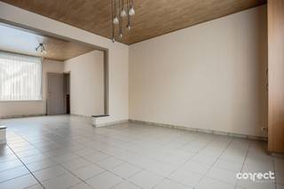 Rustig gelegen woning met 3 slaapkamers, ruime zolder en tuin.STARTPRIJS: Elk bod boven deze startprijs, wordt voorgelegd aan de eigenaars, die al dan niet kunnen in gaan op dit aanbod.Op zoek naar een woning op een rustige ligging, maar toch dichtbij het centrum, invals-en snelwegen met ruimte en potentieel?Deze netjes onderhouden woning biedt heel wat mogelijkheden!Via de inkomhal komt u in de aangename leefruimte, met aansluitend de keuken met toegang naar terassen en de tuin, eveneens op het gelijkvloers de badkamer met toilet, lavabo en douche.Op de 1ste verdieping bevinden zich 3 slaapkamers, ideaal voor een gezin of wie extra ruimte wilt.Eén absolute troef is de ruime, geisoleerde zolderverdieping, bereikbaar via een vaste trap, die mits de nodige inrichting perfect kan dienst doen als extra slaapkamer, hobby, bureau of polyvalente ruimte.Ook buiten heeft deze woning heel wat te bieden, de tuin die baadt in het groen zorgt voor een aangename en rustige omgeving waar u heerlijk kunt ontspannen!De woning is voorzien van gaskachels, de epc kan worden naar een D score worden gebracht door CV te plaatsen en/of zonnepanelen.Een woning op een rustige maar interessante ligging en vooral veel mogelijkheden, zeker een bezoek waard!📞 Contacteer Regine voor een bezoek: 0493 112 050 – regine@correctvastgoed.be👉 Online schattingstool: https://www.correctvastgoed.be/schatting