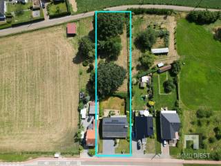 <p><span>Wonen tussen Diest en Scherpenheuvel, in een groene en vlot bereikbare omgeving? Dan zal deze stijlvolle woning uit 1967, die doorheen de jaren gunstige aanpassingen kreeg, u meteen weten te charmeren. </span></p><p><span>Met een bewoonbare oppervlakte van 171m² op een knap perceel met achterliggende weiland, op een totale grootte van 29a 15ca, biedt deze eigendom alles wat een gezin nodig heeft om comfortabel en aangenaam te wonen. <br />De woning beschikt over 3 volwaardige slaapkamers en één badkamer, aangevuld met een doordachte indeling en een warme, uitnodigende uitstraling.</span></p><p><span>Binnen valt meteen de ruime, open leefruimte op. De grote raampartijen en de overvloedige lichtinval creëren een bijzonder aangename sfeer. </span></p><p><span>Dankzij de vele glaspartijen is er bovendien een mooie connectie met de tuin en het omliggende groen.</span></p><p><span>Extra troeven zijn:<br />- Gunstig EPC B-label van 159 kWh/m²<br />- Volledig onderkelderd: inpandige garage, veel extra bergruimte, wasplaats en CV-ruimte.<br />- Laadpaal voorzien in de garage.<br /> - Vaste trap naar de zolder.<br />- Uitbreidingsmogelijkheid op zolder, perfect voor extra kamers of polyvalente ruimte.<br />- Elektrische installatie conform gecertificeerd tot 16.08.2047.<br />- Groenestroomcertificaten van € 350 met jaaropbrengst van circa € 1.750 tot 2030.<br />- Warmtepompboiler voor het warme water.<br />- De initiële verwarming is via luchtverwarming op stookolie maar door 8 warmtepompunits verspreid over de woning is het futureproof verwarmen én koelen.<br />- Voorste gedeelte van het dak is vernieuwd en afgewerkt met natuurleien.</span></p><p><span>- De mogelijkheid bestaat om de achterliggende grond niet bij aan te kopen. In dat geval meet het perceel 8a 55ca en bedraagt de vraagprijs € 410.000.</span></p><p><span>Buiten wacht een verzorgd perceel met beplanting en uitzicht op mature bomen. Deze tuin vormt de perfecte plek om te genieten van het buitenleven en te ontspannen.<br /><br /></span></p><p><span>Kortom, deze woning biedt een unieke combinatie van modern wooncomfort, groene rust, interessante energetische voorzieningen en een strategische ligging tussen Diest en Scherpenheuvel.<br />Een warme, stijlvolle thuis voor wie op zoek is naar ruimte, licht en kwaliteit.<br />Kom je deze woning graag zelf ontdekken of heb je nog vragen? Neem gerust contact op voor meer informatie of een bezoek ter plaatse.<br />Contacteer ons voor een bezoek op 013 31 25 22 of mail <span>nathalie@immodiest.be</span></span><span><br />We helpen je met een glimlach verder op zoek naar jouw nieuwe thuis.<br />In afwachting van het bezoek kan u alvast de virtuele tour bekijken.</span></p><p><span> </span></p>