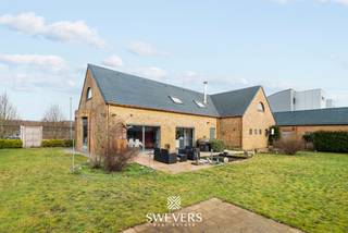 Interesse? Meer informatie op www.SWEVERS.be. - Deze instapklare open bebouwing in de Bieststraat 170 te Heusden-Zolder (bouwjaar 1993) biedt een ideale combinatie van comfort, ruimte en een aangename woonbeleving. De woning is gelegen op een mooi zuidelijk georiënteerd perceel van 9a 16ca en werd steeds uitstekend onderhouden.<br /><br />Op het gelijkvloers bevinden zich een inkomhal, een lichtrijke woonkamer met aansluitende eetkamer en een volledig ingerichte open keuken met zicht op de tuin. De eerste verdieping beschikt over een vide, vier slaapkamers waaronder een ruime masterbedroom met dressing, en maatwerk inbouwkasten. De woning telt een volledig uitgeruste badkamer met inloopdouche, dubbele lavabo en bubbelbad, aangevuld met een extra douchekamer. De verzorgde tuin met siervijver biedt volop rust en ontspanning. Een absolute meerwaarde is de losstaande garage van maar liefst 75 m², geschikt voor meerdere wagens, opslag of hobbyruimte.<br /><br />Dankzij de gunstige ligging nabij openbaar vervoer, scholen, winkels en snelwegen geniet men van een uitstekende bereikbaarheid. Deze ruime gezinswoning combineert functionaliteit, wooncomfort en een strategische ligging. Bel ons vandaag nog voor een persoonlijke rondleiding. Wij van Swevers Real Estate helpen je maar al te graag verder. tel. 011 255 155. Bron bewoonbare oppervlakte: EPC-verslag.