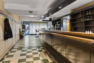 Uniek investeringsproject/woning op toplocatie in Asse Dit prachtig gelegen handelspand met woonruimte biedt tal van mogelijkheden en bevindt zich...