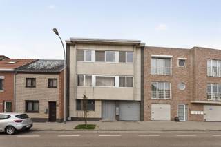 <p><strong><em>Modern ingericht appartement (100 m³ + 5 m² terras) met twee ruime slaapkamers, kelderberging en garagebox gelegen op de 2de verdieping (geen lift). De residentie situeert zich aan de Tiense stadsrand in een standingvolle omgeving, vlakbij de sportvelden "Het Houtemveld".</em></strong></p><p></p><p><em>Heb je interesse en wil jij als eerste de kans grijpen om jouw droomwoning te ontdekken? We trappen onze verkoop af met een </em><strong><em>exclusieve “Avant-Première” op vrijdag 12/06 en zaterdag 13/06</em></strong><em>. Plan nu jouw bezoek via de ‘Plan jouw bezoek’ knop. De richtprijs bedraagt 260.000 euro. De biedingstermijn loopt tot en met 15/06. Bekijk hieronder het Avant-première reglement.</em></p><p></p><p><strong>Indeling:</strong><br />Ruime inkomhal met mogelijkheid voor vestiaire, gastentoilet en berging; aangename leefruimte met veel lichtinval en aansluitend de mooi geïnstalleerde keuken (4 kookplaten op gas, dampkap, oven, koelkast, dubbele lavabo met afdruiprek - aansluiting vaatwas mogelijk).</p><p>Er zijn 2 grote slaapkamers, een comfortabele badkamer (moderne wastafel in meubel en inloopdouche) en een leuk terras (met mooi zicht over groen - sportvelden achteraan het gebouw). Er is eveneens een wasplaats met cv installatie (Vaillant HR+ condenserend) en waterverzachter.</p><p>De kelderberging biedt nog extra opslagruimte.</p><p>Achteraan het gebouw is er ook een garagebox inbegrepen.</p><p></p><p>Het appartement werd in 2013 heel grondig gerenoveerd (keuken, badkamer, vloeren, elektriciteit, ramen, cv-installatie, ...) en ook bijkomend geïsoleerd. Er is dan ook een goede EPC-score: 211 kWh/m²/jaar (label C). Elektriciteit is conform. Het appartement is asbestveilig.<br />Ook parlophone, gordijnen en lichtarmaturen zijn voorzien!</p><p></p><p>Openbaar vervoer (bus) op wandelafstand. Het centrum en station van Tienen zijn makkelijk bereikbaar, idem voor supermarkten. Oprit E40 op 12 min. Sportinfrastructuur "Houtemveld" op wandelafstand.</p>