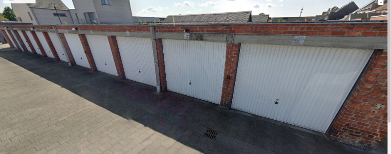 Deze garage meet 5.5m op 2.8m en wordt afgesloten met een recent vernieuwde kantelpoort, 3 maandelijks opzegbaar en beschikbaar vanaf 1 december 2026.