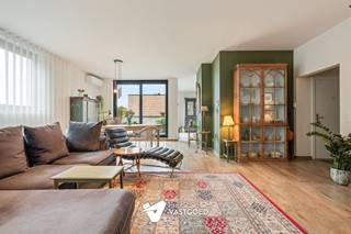 <p><span>Prachtige, ruime penthouse met 3 kamers in centrum</span></p><p><span> </span></p><p><span>Belangrijkste troeven:</span></p><p><span>- Ideale mix tussen appartement en huis: het comfort van een appartement en de ruimte van een huis</span></p><p><span>- Kwalitatief afgewerkt</span></p><p><span>- Uitstekend onderhouden</span></p><p><span>- Alles op bovenste verdieping met lift volledig tot boven, dus geen trappen doen</span></p><p><span>- Zeer ruime, lichtrijke woonkamer met hoge plafonds van 2,80m met zithoek en eethoek</span></p><p><span>- Aansluitende leefkeuken met veel licht en zicht naar buiten/terras</span></p><p><span>- Kelderberging en dubbele parking in kelder</span></p><p><span>- Extra's: lift aanwezig, airco's, screens, elektrische rolluiken, zonnewering...</span></p><p><span> </span></p><p><span>Bekijk zeker ook de 3D virtuele rondleiding en de grondplannen met de afmetingen. Zo krijgt u van thuis uit al een perfect beeld van wat deze woning te bieden heeft!</span></p><p><span>Wenst u meer info of een vrijblijvende bezichtiging, contacteer dan ons kantoor op het nummer 014 39 99 99 en wij helpen u graag verder.</span></p>
