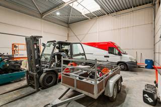 Gelegen langs het kanaal Dessel-Schoten. <br />Mogelijkheid te combineren met Unit 10 +8+12 met in totaal 1,125m² opslagruimte en 126m² kantoorruimte. Voorwaarden op kantoor. <br />Automatische inrijpoort 4.50m hoogte x 4.00m breedte. Plafondhoogte : 7.00m voor unit 8 en 10, 8.00m voor unit 13 <br />Units 8 + 10 hebben een breedte binnen van 12.36m en een diepte binnen van 29.825m <br />Unit 13 heeft gelijkvloers een oppervlakte van 12,33m x 17,02m waarvan de helft gelijkvloers als kantoor ingericht + hetzelfde volume op het verdiep met keukenblok en kantoorruimte.<br />Unit 12 heeft een binnenafmeting van 12,33m x 12,66m<br />Bijzonderheden: <br />- Brandmuren tussen de loodsen voorzien <br />- Rookluiken aanwezig <br />- Lichtstraat centraal in de daken <br />- 2 parkeerplaatsen inbegrepen - Extra parkeerplaatsen bij te kopen indien gewenst <br />- Unit 13 heeft een regenwaterput en 2 inrijpoorten + 2 deuren. <br />- Vaste kosten : 160€/maand<br />- Verkoop onder registratiebelasting.