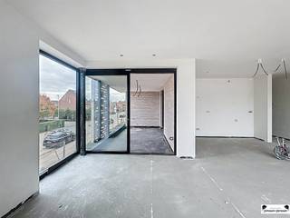 <p><span>Luxueus energiezuinig nieuwbouw appartement 1.1 gelegen in blok A </span></p><p><span> </span></p><p><span>Het appartement op de eerste verdieping heeft een oppervlakte van 120,5 m</span><span><sup>2</sup></span><span>, 3 slaapkamers, 2 badkamers en een terras zodat u steeds in alle rust van de omgeving kan genieten. </span></p><p><span>Ondergronds bevindt er zich een ruime parkeergarage met garageboxen, autostaanplaatsen en afzonderlijke bergingen.</span></p><p><span> </span></p><p><span>Ieder appartement is uitgerust met vloerverwarming  d.m.v. een lucht-water warmtepomp en met een mechanisch ventilatiesysteem type C+evo. </span></p><p><span>De BEN-eisen (bijna energie neutraal) worden gerealiseerd door bijzondere aandacht te geven aan luchtdichtheid, goede isolatie, zuinige verwarmingsinstallaties en zonnepanelen. Iedere unit wordt afgewerkt met hoogwaardige materialen. </span></p><p><span> </span></p><p><span>De indeling van het appartement/woning is als volgt:  een ruime leefruimte met aansluitend een open keuken (samen met een oppervlakte van ca. 41,5 m</span><span><sup>2</sup></span><span>), wasruimte/ berging, nachthal met toegang tot de 3 slaapkamers,</span></p><p><span>2 badkamers met douche en ligbad en een apart toilet.</span></p><p><span> </span></p><p><span>Verder bepaalt u zelf de 'look and feel' van uw eigen appartement door uw keuze te maken bij de aangegeven leveranciers.</span></p><p><span> </span></p><p><span>Prijs van het appartement</span></p><p><span>Grondwaarde:€ 112 000,00 (exclusief 12% RR)€ 125 440,00 (inclusief 12% RR)</span></p><p><span>Constructie waarde:€ 323 000,00 (exclusief 21% BTW)€ 390 830,00 (inclusief 21% BTW)</span></p><p><span>TOTAAL:</span><span>€ 435 000,00 (exclusief kosten)€ 516 270,00 (inclusief kosten)</span></p><p><span> </span></p><p><span>Voor een visualisatie van het volledige project werd een maquette gemaakt dat tentoongesteld wordt op het kantoor van Janssen en Janssen – Theo Verellenlaan 55, Gooreind Wuustwezel</span></p><p><span>Daarnaast zijn het lastenboek en plannen zijn op kantoor te verkrijgen na afspraak: tel 03/663 44 44</span></p><p><span> </span></p><p><span>Garagebox of autostaanplaats en berging zijn verplicht bij aan te kopen!</span></p><p><span> </span></p><p><span>Meer info op www.janssenenjanssen.be</span></p><p><span> </span></p><p><span> </span></p>