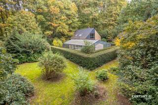 Welkom in Rotselaar! Op een uitzonderlijk ruim perceel van maar liefst 46a37, verscholen achter een lange oprijlaan, ontdek je deze karaktervolle vrijstaande villa. Hier staan rust, groen en privacy centraal. Een bijzondere eigendom voor wie op zoek is naar een unieke woonomgeving met tal van mogelijkheden.<br /><br />De woning werd doorheen de jaren met zorg onderhouden en biedt een solide basis om het interieur verder naar eigen smaak te moderniseren. Op het gelijkvloers vind je onder meer een aangename leefruimte met open haard en zicht op de tuin, een ingerichte keuken, een volwaardige slaapkamer en een badkamer. De verdieping omvat nog twee ruime slaapkamers, waaronder een master bedroom met eigen zithoek, en een tweede badkamer. Bovendien is de woning volledig onderkelderd.<br /><br />Een absolute blikvanger is het overdekte zwembad van maar liefst 11 bij 5 meter. Samen met de uitgestrekte tuin en de bijzonder private ligging vormt dit een eigendom die zich onderscheidt van het klassieke woningaanbod.<br /><br />Ook praktisch heeft deze woning heel wat te bieden: ruime parkeermogelijkheden, een zuidgerichte tuin en een EPC-label D, waardoor er geen energetische renovatieplicht geldt.<br /><br />De ligging biedt een bijzonder aangename combinatie van rust, privacy en bereikbaarheid. Ondanks de groene en beschutte omgeving bevinden het centrum van Rotselaar en het treinstation zich op korte afstand. Dankzij de treinverbindingen, de nabijheid van Leuven en de vlotte aansluiting op de E314 geniet je hier van een uitstekende bereikbaarheid, zowel met het openbaar vervoer als met de wagen.<br /><br />Op zoek naar een eigendom waar ruimte, privacy en mogelijkheden samenkomen? Ontdek Kerkhofstraat 71 tijdens een persoonlijk bezoek.<br />Contacteer Tina via tina@sophimo.be of 0491 52 42 72!