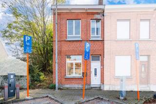 <pre><span>informatie en bezoeken: 02/3155171
Halle - We Invest biedt u deze woning met 4 slaapkamers en een enorme tuin aan, ideaal gelegen op 2 minuten van het centrum van Halle!
Op de begane grond: aangrenzend de woonkamer, de eetkamer (met de trap naar boven en toegang tot de kelder), de grote volledig uitgeruste keuken, de badkamer en een kantoor met toegang tot de volledig zichtbare tuin op het zuiden! Op de 1e de hoofdslaapkamer en de kleine slaapkamer. Op de bovenste verdieping twee grote slaapkamers.
Huis om op te frissen. Elektriciteit moet op peil worden gebracht, maar met heel weinig werk. PEB G en wordt momenteel aangepast naar aanleiding van een nieuwe ketel en nieuw geïsoleerd dak!
Parkeerplaatsen met oplaadpunten direct voor het huis.
Om zonder vertraging te bezoeken! Perfect voor een eerste aankoop!</span></pre>