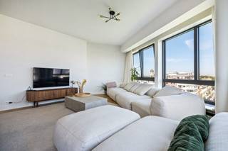 Op een uiterst aantrekkelijke locatie in het bruisende Zuid bevindt zich dit lichtrijke hoekappartement van ca. 105 m². Gelegen op een steenworp...