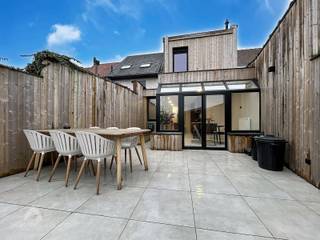 Energiezuinige en karaktervolle woning op een centrale locatie bestaande uit een riante inkomhal met vestiaire en afzonderlijk toilet,...