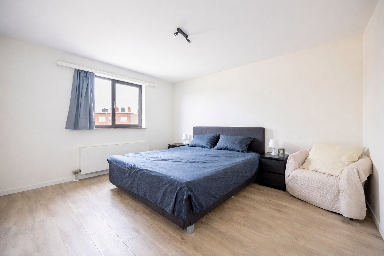 Instapklaar 2-slaapkamer appartement met 2 terrassen en garagebox! - foto 4