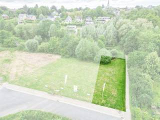 We bouwen deze nieuwe woning in Asse, Den Hul. Je woont er in een rustige, doodlopende straat op wandelafstand van het centrum met winkels, scholen en openbaar vervoer. Via de E40 geniet je van een goede verbinding. Bovendien woon je hier op slechts 30 minuten van Brussel. Deze charmante, halfopen nieuwbouwwoning beschikt over: een inkomhal, een toilet, een ruime woon- en eetkamer met aansluitend een -naar eigen keuze ingerichte- open keuken, een inpandige garage en een mooie tuin. Op de verdieping bevinden zich: 3 slaapkamers, een functionele badkamer, een bureauruimte, een afzonderlijk toilet en een zolder. Je kiest zelf de afwerkingsmaterialen voor keuken, badkamer, vloeren en binnendeuren. Zo kan je jouw nieuwe woning volledig inrichten volgens jouw smaak. Het gebruik van een warmtepomp, in combinatie met vloerverwarming en zonnepanelen zorgt ervoor dat jouw toekomstige energiefactuur onder controle blijft (E10).