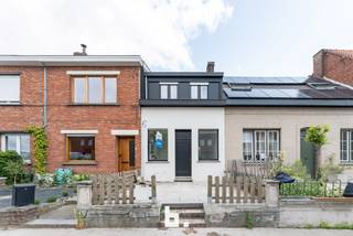 Compleet gerenoveerde woning op goede ligging te Zwevegem met living, keuken, badkamer met douche, lavabo, tuin en op eerste verdiep 2...