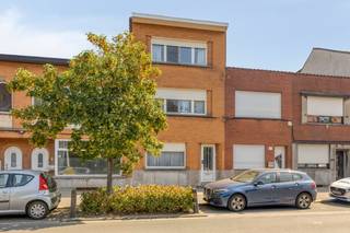 Op de Leuvensesteenweg 375 bevindt zich deze verrassend ruime gezinswoning. Met een royale bewoonbare oppervlakte van 169 m² en een perceel van 315 m² is dit de ideale kans om een droomwoning volledig naar eigen smaak te realiseren. Een absolute troef: de woning beschikt al over een conforme elektrische keuring! (EPC: F). Daarnaast is er een praktische, droge kelder van 21 m².Indeling van de woning:Gelijkvloers: Inkomhal, gezellige leefruimte, keuken, badkamer en een veranda met zicht op het groen.Eerste verdieping: Twee bijzonder ruime slaapkamers.Tweede verdieping: Een derde volwaardige slaapkamer en een extra, handige bergruimte.Buiten geniet u van een prachtige, diepe stadstuin waar het heerlijk vertoeven is. Kortom, een stevige basis met enorm veel mogelijkheden op een gunstige locatie nabij het centrum.Geef jij deze woning een nieuw leven? Neem bij interesse snel contact op met Dewaele Mechelen!Dit pand is onderworpen aan de renovatieverplichting van de Vlaamse overheid voor residentiële gebouwen (behoudens bij sloop binnen 5 jaar na de aankoop). Consulteer voor meer informatie de website van het Vlaams Energie- en Klimaatagentschap via https://www.vlaanderen.be/een-woning-kopen/renovatieverplichting-voor-residentiele-gebouwenBestuursmaatregelen in het maatregelenregister: nee