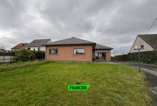 Grond met vergunde te renoveren woning en vergunde werkplaats te koop op perceel van 1123 m².Gelegen langs verbindingsweg met uitweg achteraan...