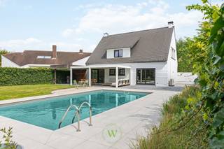Deze ruime villa bevindt zich op een perceel van ca. 1.109 m² in één van de meest gegeerde buurten van Marke, Rodenburg. Dankzij de centrale ligging geniet je van een vlotte bereikbaarheid en bevinden scholen, winkels en andere voorzieningen zich op korte afstand.<br /><br />Bij het betreden van de woning kom je in een royale inkomhal die toegang geeft tot de open en lichtrijke leefruimte met gashaard, bestaande uit een gezellige zit- en eethoek. Aansluitend vind je de volledig uitgeruste keuken met een praktische ontbijthoek. Grote raampartijen zorgen voor een overvloed aan natuurlijk licht en creëren een warme, uitnodigende sfeer met mooi zicht op de zuidgerichte tuin met zwembad, een plek waar je volledig tot rust komt.<br /><br />Op het gelijkvloers is tevens een afzonderlijk gastentoilet voorzien.<br /><br />De eerste verdieping beschikt over drie ruime slaapkamers, waarvan één met ingebouwde dressing. Daarnaast is er een ruime badkamer met dubbele wastafel, inloopdouche en toilet. Via een uitschuifbare trap bereik je de zolder, die mogelijkheden biedt tot het creëren van extra woonruimte.<br /><br />Buiten geniet je van een verzorgde, zuidgerichte tuin met zwembad en een praktisch tuinhuis met douche, ideaal na een verfrissende duik. Verder beschikt de woning over een ruime garage, carport en een brede oprit met plaats voor meerdere wagens.<br /><br />Er zijn geen maatregelen gevonden op dit kadastraal perceel volgens onze opvraging bij het Maatregelenregister.<br /><br />Benieuwd naar deze woning?<br />Contacteer Beau via beau@waeyler.be of 0470 54 16 27.