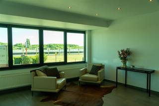 Lichtrijk en verzorgd gelijkvloersappartement met Scheldezicht in Temse.Dit instapklare gelijkvloersappartement aan de Wilfordkaai 27 in Temse biedt...