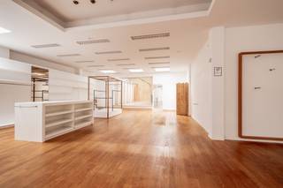 Grand rez-de-chaussée commercial spacieux, idéalement situé au centre de Tirlemont.Ce local commercial, anciennement utilisé comme boutique de...