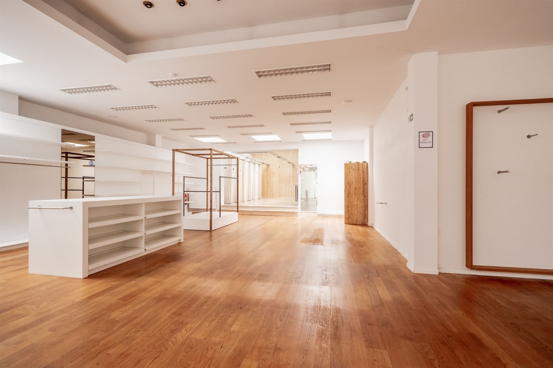 Rez commercial avec des caves et parkings dans le sous sol - photo 3