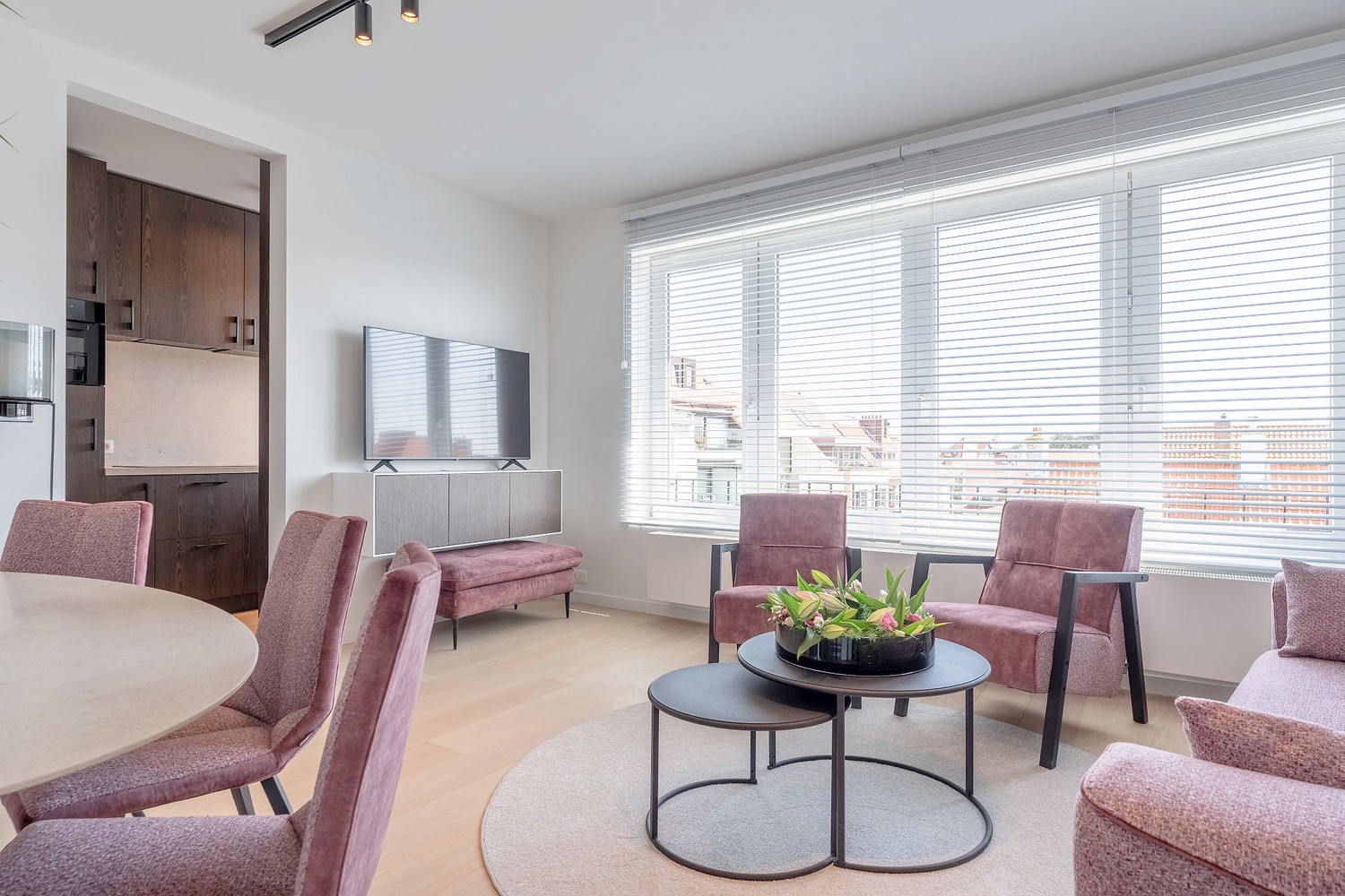 Appartement entièrement rénové et meublé avec 2 chambres et une vue dégagée sur les villas. - photo 4