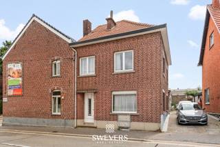 Voor meer info en foto’s, surf naar www.swevers.be – Op zoek naar een renovatieproject met veel potentieel? Deze halfopen woning in de Eliksemstraat 1 in Linter biedt een uitstekende basis om volledig naar eigen smaak te renoveren. De woning dateert van 1949 en beschikt over een bewoonbare oppervlakte van 146 m². Via de inkomhal bereikt u de ruime woonkamer van 32 m², aansluitend op de keuken van 20,5 m² met verbinding naar de badkamer. Achteraan bevinden zich een praktische berging en een overdekt terras. Op de eerste verdieping zijn er drie volwaardige slaapkamers van 15,64 m², 12,88 m² en 10 m². Daarnaast is er een extra kamer die perfect kan dienen als dressing, bureau of hobbyruimte. De woning beschikt bovendien over een kelder van 15 m² en een ruime zolder van 47,55 m², die tal van mogelijkheden biedt voor extra woon- of hobbyruimte, mits de nodige renovaties en volgens de geldende voorschriften. Het perceel van 147 m² is compact en onderhoudsvriendelijk. Dankzij het overdekte terras geniet u ook buiten van een rustige plek om te ontspannen. De woning ligt in een rustige straat met scholen op 300 meter, openbaar vervoer op 150 meter, winkels en horeca op 2,5 kilometer en een vlotte verbinding naar de snelwegen op ongeveer 7 kilometer. Een interessante opportuniteit voor wie een totaalrenovatie niet schuwt en op zoek is naar een woning met karakter, praktische indeling en toekomstpotentieel op een rustige locatie. Voor meer informatie, bel 012 699 900. Bron bewoonbare oppervlakte: EPC – verslag. Dit pand is onderworpen aan de renovatieverplichting van de Vlaamse overheid voor residentiële gebouwen (behoudens bij sloop binnen 5 jaar na de aankoop). Consulteer voor meer informatie de website van het Vlaams Energie- en Klimaatagentschap via https://www.vlaanderen.be/een-huis-of-appartement-kopen/renovatieverplichting-voor-residentiele-gebouwen.