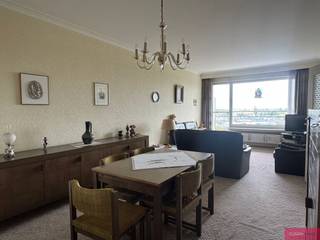 <p><span>Functioneel appartement op de 9de verdieping met panoramisch uitzicht en twee terrassen!</span></p><p><span>Op zoek naar een appartement met potentieel en een prachtig uitzicht? Dit appartement op de 9de verdieping biedt dankzij de ligging aan zowel de voor- als achterzijde een panoramisch zicht vanuit verschillende kamers en vanaf beide terrassen. Mits renovatie kan u hier een aangename woonst creëren, volledig naar eigen smaak en wensen. De praktische indeling omvat een inkomhal met vintage ingemaakte kasten en veiligheidsdeur, een afzonderlijk gastentoilet en een ruime leefruimte van ca. 30 m² met schuifraam naar het eerste terras. De afzonderlijke keuken is voorzien van opbergkasten. Verder beschikt het appartement over een badkamer met ligbad, wastafel en aansluiting voor een wasmachine, evenals twee slaapkamers. De grootste slaapkamer biedt rechtstreeks toegang tot het tweede terras. Een private kelderberging zorgt voor extra praktische opbergruimte. Ook de ligging is een troef: winkels en openbaar vervoer bevinden zich in de directe nabijheid, met bovendien een vlotte verbinding richting Antwerpen en Brussel. Een interessante opportuniteit voor wie op zoek is naar een appartement met een functionele indeling, een uniek uitzicht en tal van mogelijkheden om er een eigen thuis van te maken.</span></p>