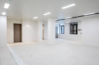 Ideally located in the European District and near all the European institutions, LUCIA offers you a pleasant atmosphere and international working environment, both in the building and the surrounding area. You can enjoy the convenience of an easy commute and benefit from the wide range of services in the neighbourhood. The building has been renovated with high-quality materials and developed with high standards of acoustic insulation and a full range of modern amenities and technologies. Both the layout and modulation allow for an open-space or cellular office plan. The peaceful rooftop terrace offers a beautiful view on the neighbourhood. An ideal opportunity for tenants looking for qualitative offices on an excellent location!<br /><br />Offices available between of 132 sqm.<br />Parking inside available. <br />Excl. tax