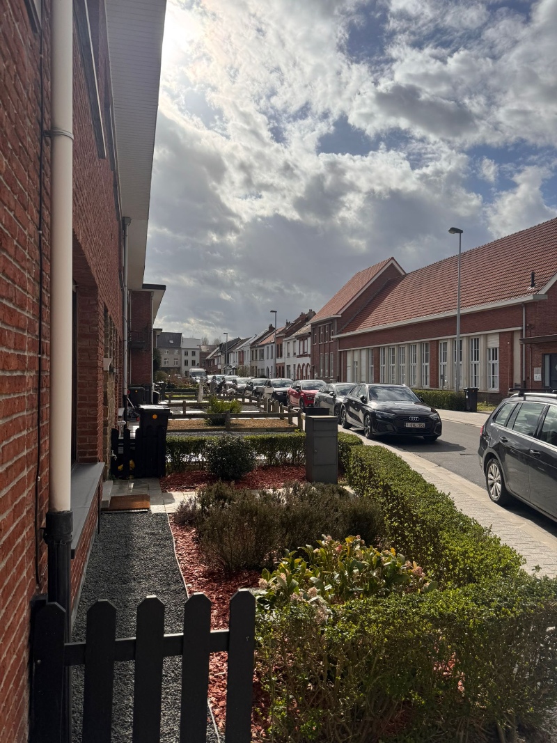 ZEER LICHTRIJKE INSTAPKLARE WONING met tuintje, 3 slpk en GARAGE!! - foto 2