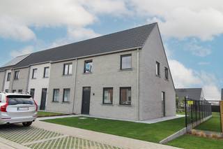 In het rustige Meulebeke in een kindvriendelijk buurt kan u deze hedendaagse nieuwbouwwoning terugvinden. Deze woningen zijn gelegen op een beugscheut van het centrum van Meulebeke en vlakbij invalswegen richting Tielt, Ingelmunster, Dentergem,... Deze hedendaagse landelijke nieuwbouwwoningen zijn voorzien van alle comfort, ruimte en ze zijn bovendien energiezuinig. De woning is volledig instapklaar afgewerkt inclusief schilderwerken, verlichting, laminaat in de slaapkamers en ook de tuin is reeds volledig aangelegd.
<ul>
<li>Vloerverwarming voorzien op het gelijkvloers; </li>
<li>E-peil 30 - 50% korting gedurende 5 jaar op uw onroerende voorheffing; </li>
<li>1 garagebox inclusief; </li>
<li>Tuin volledig aangelegd; </li>
<li>3 ruime slaapkamers;</li>
<li>Schilderwerken, laminaat en verlichting inclusief! </li>
</ul>
Interesse? Contacteer ons!