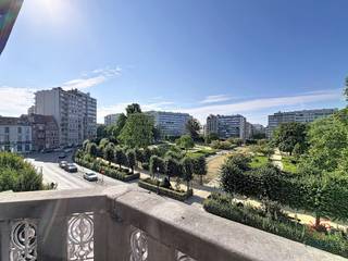 <p><b>BRUSSEL – Aan het Ambiorixplein, op een steenworp afstand van de Europese wijk en alle Europese instellingen, op enkele minuten van het Vijftigjarig Jubileumpark, vlakbij talrijke openbaarvervoersmogelijkheden en winkels, in een pand met een geklasseerde gevel, mooi appartement met 1 slaapkamer van ±70 m² woonoppervlakte op de 2<sup>e</sup></b><strong> verdieping, bestaande uit een inkomhal met garderobe, een woonkamer van ±22,5 m² met toegang tot een balkon met uitzicht op het Ambiorixplein op het zuiden, een aparte ingerichte keuken (kookplaten, afzuigkap, koelkast, magnetron, vaatwasser), een slaapkamer van ±17,5 m² en een badkamer (bad, wastafel, toilet). Op de tussenverdieping bevindt zich een wasruimte met een eigen wasmachine voor het appartement. Raming van de lasten: 275 €/maand (koud water, warm water, verwarming, gemeenschappelijke ruimtes). EPC-klasse F. Beschikbaar vanaf 01/09/2026. Afmetingen ter indicatie.</strong></p>
<p><u>Op de 2<sup>e</sup> verdieping:</u></p>
<ul>
<li>Entreehal met garderobe</li>
<li>Woonkamer van ±22,5 m² (4,5 x 4,9) met balkon op het zuiden en uitzicht op het Square Ambiorix</li>
<li>Ingerichte keuken (koelkast, magnetron, kookplaten, afzuigkap, vaatwasser)</li>
<li>Slaapkamer van ±17,5 m² (4,9 x 3,55)</li>
<li>Badkamer (bad, wastafel, toilet)</li>
</ul>
<p><u>Tussenverdieping:</u></p>
<ul>
<li>Eigen wasruimte met wasmachine</li>
</ul>