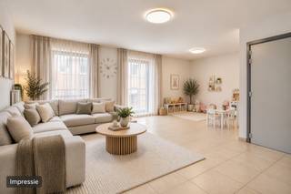 <p><strong>Instapklaar appartement met 2 slaapkamers en terras in het hart van Retie</strong></p>
<p>Op zoek naar comfortabel wonen op een toplocatie? Dit verzorgd appartement, bevindt zich op wandelafstand van de markt en het gezellige dorpscentrum, met winkels, horeca en voorzieningen binnen handbereik.</p>
<p>Via de traphal komt u binnen in de ruime leefruimte. Deze staat in open verbinding met de eethoek en de keuken, wat zorgt voor een praktische indeling. De keuken geeft tevens toegang tot de koele berging</p>
<p>Vanuit de eethoek bereikt u zowel het terras als de nachthal. Deze nachthal geeft toegang tot twee volwaardige slaapkamers, de badkamer en een apart toilet.<br /><br />Er is tevens een autostaanplaats achter het gebouw inbegrepen in de verkoopprijs.<br /><br /><em><span>Specificaties:</span></em><em></em><br /><em>- Bouwjaar: 2005<br /></em>- EPC: B / 132 kWh (m² jaar)<br />- 110m² bewoonbaar<br />- 2 ruime slaapkamers<br />- Autostaanplaats inbegrepen<br />- Elektra conform<br /><br />Het appartement is momenteel verhuurd met een rendement van 3.42% bruto<br /><br /></p>