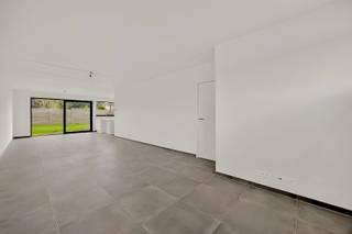 In een kleine rustige & residentiële verkaveling bieden wij u deze woning te koop aan. <br />Kruisken is een zijstraat van de Schoonstraat, de weg tussen Evergem en Belzele. <br /><br />De ideale gezinswoning met een tuin, mooie woonkamer, open keuken (met eiland), wasplaats, toilet, berging en garage op de benedenverdieping. Boven zijn er 3 hele mooie ruime slaapkamers, een grote lichtrijke badkamer met luxueus wit lavabomeubel, mooie vloeren en betegeling rond bad en douche. Kraanwerk van bad en douche, én een ligbad dien je zelf te voorzien. Zo breng je een persoonlijke finishing touch aan de woning. <br /><br />De dakverdieping is afgewerkt als zolderruimte, toegankelijk met een gewone trap en kan u inrichten als extra slaapkamer, bureau of hobbyruimte. <br /> <br />Oppervlakte van het perceel is 213 m2. <br />Ruime bewoonbare oppervlakte van 204 m2 zorgt voor veel comfort. <br />De EPC-waarde van 90.00 en het energielabel A tonen aan dat de woning energiezuinig is.<br /><br />De woning beschikt over een garage en 2 parkeerplaatsen, er is een extra parking in de straat voor de bewoners en diens bezoekers. Goede oriëntatie, veel zonlicht, aangename buitenruimte. <br /><br />Ook de tuin, oprit en terras dient u nog zelf aan te leggen. <br /><br />Wenst u meer info, of een plaatsbezoek, bel Annemie 0477/345438 (of stuur whatsapp bij afwezigheid)