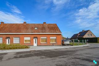 Deze <strong>te renoveren halfopen bebouwing</strong> met <strong>twee slaapkamers</strong> is vlot bereikbaar gelegen nabij het centrum en de Staatsbaan op een hoekperceel van 615 m². De bewoonbare oppervlakte bedraagt 123 m² (volgens EPC-attest). Indeling: leefruimte, keuken, badkamer, apart gastentoilet, kelder, berging en veranda. Op de eerste verdieping bevindt zich de nachthal, twee slaapkamers en zolderberging. Tuin, oprit en dubbele garage. Decentrale verwarming op aardgas | Hoofdzakelijk enkele beglazing (hout) | Rolluiken | Op heden verhuurd. Justine organiseert voor deze woning de bezoeken, mits het maken van een afspraak. www.bordes.be