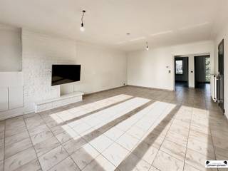 <h3><span>Centraal gelegen duplexappartement nabij het gemeentepark van Schoten</span></h3><p><span>Dit centraal gelegen duplexappartement bevindt zich op een toplocatie, op slechts een steenworp afstand van het gemeentepark van Schoten. Dankzij de gunstige ligging geniet je van een ideale woonomgeving: het dorpscentrum is gemakkelijk bereikbaar te voet of met de fiets, en ook het openbaar vervoer bevindt zich in de directe nabijheid. Bovendien is er een vlotte verbinding met de snelweg en andere belangrijke uitvalswegen, wat zorgt voor een uitstekende mobiliteit.</span></p><h4><span>Kenmerken van het appartement</span></h4><ul><li><span>Ligging: tweede en derde verdieping van een kleinschalig gebouw (3 verdiepingen)</span></li><li><span>Belangrijkste renovaties en vernieuwingen:</span><ul><li><span>Nieuwe ramen en vliegenramen (2016)</span></li><li><span>Automatische rolluiken aan de voorzijde (2016)</span></li><li><span>Gevelrenovatie achterzijde (2018)</span></li><li><span>Vernieuwde en gekeurde elektriciteit (2021)</span></li><li><span>Nieuwe verwarmingsketel (2023)</span></li><li><span>Airconditioning (LG Dual Inverter, 2023)</span></li></ul></li></ul><h4><span>Indeling</span></h4><p><span>Tweede verdieping:</span></p><ul><li><span>Centrale hal met vestiairekast</span></li><li><span>Ruime woonkamer (32 m²)</span></li><li><span>Aparte keuken (8 m²), uitgerust met inductiekookplaat (2023), dampkap, spoelbak, oven (2019) en vaatwasser (2021)</span></li><li><span>Badkamer (4 m²) met ligbad/douche, lavabomeubel, handdoekdroger en toilet</span></li><li><span>Twee slaapkamers (11 m² en 14 m²), waarvan de kleinste toegang biedt tot een gezellig terrasje</span></li></ul><p><span>Derde verdieping:</span></p><ul><li><span>Open ruimte (28 m²) met ingemaakte kasten, ideaal als bureauruimte, hobbykamer of extra slaapkamer</span></li><li><span>Ruim dakterras (30 m²) met westelijke oriëntatie, perfect om in de namiddag- en avondzon te ontspannen</span></li></ul><h4><span>Extra troeven</span></h4><ul><li><span>Garagebox beschikbaar voor 30.000</span></li><li><span>Totale bruikbare vloeroppervlakte: 108 m²</span></li></ul><p><span>Dit goed onderhouden en instapklaar appartement combineert comfort, licht en ruimte op een uiterst centrale locatie. Een ideale keuze voor wie op zoek is naar zorgeloos woongenot met alle voorzieningen binnen handbereik.</span></p><p><span>Instelprijs:</span><span><br /></span><span>De vermelde prijs is een richtprijs</span><span>. Deze methode geeft u, als potentiële koper, de kans om op een </span><span>transparante manier</span><span> te bieden. Na ontvangst van de biedingen beslist de verkoper of hij/zij de eigendom verkoopt aan het hoogste bod. De richtprijs is dus niet bindend voor de verkoper.</span></p><p><span> </span></p>