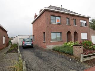 Deze woning is centraal gelegen en heeft een garage en een grote tuin (perceel van ca. 14,5 are)!Het is een driegevelwoning met op het gelijkvloers:...