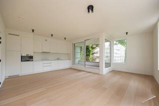 <p><span> </span></p><p><span>Vous cherchez un appartement avec de l'espace, de la lumière et de la verdure en ville ? Cet appartement nouvellement construit est exactement ce qu'il vous faut. Avec une surface habitable d'environ 95m², deux chambres, de hauts plafonds, une lumière naturelle abondante et une terrasse de 8m², vous trouverez ici tout ce qui est habituellement difficile à combiner. </span><span>Autre atout : possibilité d'acheter en dessous de 6% de TVA (sous conditions).</span></p><p><span>Finitions de qualité<br />Dès</span><span> l'entrée, on remarque qu'une grande attention a été portée aux finitions et aux détails. Le hall d'entrée vous conduit à l'ensemble de l'appartement, où un parquet en bois continu donne une impression de chaleur et de style. La cuisine ouverte est équipée d'appareils électroménagers de qualité Whirlpool, d'une plaque à induction et d'un élégant plan de travail. Elle est reliée à un salon lumineux doté de grandes fenêtres et de touches modernes telles que des spots encastrés noirs. La fenêtre coulissante s'ouvre sur la terrasse, permettant à la vie intérieure et extérieure de se fondre sans effort.</span></p><p><span>Deux chambres et une salle de bains luxueuse</span></p><p><span>La salle de bains respire le luxe avec une douche à l'italienne équipée d'un pommeau de pluie, un double lavabo, un grand miroir, un sol en terrazzo et des carreaux muraux à l'aspect pierre. Il y a également un espace de rangement séparé et des toilettes séparées.</span></p><p><span>Efficace sur le plan énergétique et moderne<br />Cet</span><span> appartement nouvellement construit est entièrement terminé et disponible immédiatement. Avec 6 panneaux solaires (2640 Wp) et des vitres à haut rendement, il s'agit d'un logement à l'épreuve du temps et à faible consommation d'énergie.</span></p><p><span> </span></p><p><span>Rivierenhof au</span><span> coin de la rue<br />Vous</span><span>vivez ici de manière idéale, proche de tout et pourtant merveilleusement calme et vert. Le magnifique Rivierenhof, le plus grand parc de la ville, n'est qu'à quelques minutes de marche. Dans un rayon de moins de 500 mètres se trouvent pas moins de quatre supermarchés. De nombreux commerces de proximité se trouvent également à proximité. En vélo, en bus ou en tramway, vous accédez rapidement à la ville, et en voiture, à l'autoroute en un rien de temps. La rénovation de Wouter Haecklaan vous place dans un cadre verdoyant. </span></p><p><span><br />Place de parking souterrain à acheter pour €28.200</span></p><p><span> </span></p><p><span> </span></p>
