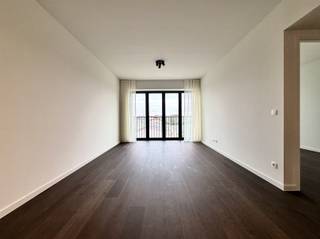 <p><span>ANTWERPEN – Noord: </span><span>Stijlvol nieuwbouwappartement met 2 slaapkamers en autostaanplaats.</span></p><p><span> </span></p><p><span>BESCHRIJVING : </span></p><p><span> </span></p><p><span>In het moderne nieuwbouwproject De Groene Poort, gelegen in de bruisende Slachthuisbuurt in Antwerpen, bevindt zich dit lichtrijke en volledig afgewerkte appartement. </span></p><p><span>De combinatie van hedendaags comfort, een warme uitstraling en een uitstekende ligging maakt dit appartement bijzonder aantrekkelijk.</span></p><p><span> </span></p><p><span>De leefruimte met open keuken vormt een aangenaam geheel, met grote raampartijen die zorgen voor een mooie natuurlijke lichtinval. </span></p><p><span>De stijlvolle keuken sluit naadloos aan bij het warme, tijdloze interieur. Aansluitend bevindt zich het balkonnetje.</span></p><p><span> </span></p><p><span>Het appartement beschikt over twee slaapkamers, een moderne badkamer en een apart gastentoilet. </span></p><p><span>Daarnaast zijn er een gemeenschappelijke fietsenberging, een aparte wasruimte en een ondergrondse autostaanplaats inbegrepen, wat bijdraagt aan het dagelijkse comfort.</span></p><p><span> </span></p><p><span>Een absolute troef van het project is de prachtig aangelegde gemeenschappelijke binnentuin, een groene oase van rust midden in de stad. </span></p><p><span>De sfeervolle inrichting en de aanwezige serre creëren een aangename plek om even te ontsnappen aan de dagelijkse drukte.</span></p><p><span> </span></p><p><span>Ook de ligging is een absolute troef. De Slachthuisbuurt ontwikkelt zich tot een levendige stadswijk met gezellige horecazaken, groene ontspanningsplekken en een vlotte verbinding naar het centrum van </span></p><p><span>Antwerpen. </span></p><p><span>Park Spoor Noord bevindt zich op wandelafstand en ook de belangrijkste invalswegen zijn gemakkelijk bereikbaar.</span></p><p><span> </span></p><p><span>Een instapklaar nieuwbouwappartement waar comfort, een warme afwerking en een centrale ligging samenkomen, met groen en rust binnen handbereik.</span></p><p><span> </span></p><p><span>BIJZONDERHEDEN :</span></p><p><span> </span></p><ul><li><span>Nieuwbouwappartement in project De Groene Poort</span></li><li><span>Gemeenschappelijke fietsenberging en aparte wasruimte</span></li><li><span>Ondergrondse autostaanplaats bij te huren aan € 100/maand</span></li><li><span>Gemeenschappelijke kosten: ca € 160/maand (provisie voor verwarming, water, onderhoud van de gemeenschappelijke delen en syndicus)</span></li><li><span>Verwarming via warmtepomp</span></li><li><span>Gemeenschappelijke binnentuin met serre</span></li><li><span>Gelegen nabij Park Spoor Noord en het centrum van Antwerpen</span></li><li><span>Onmiddellijk beschikbaar</span></li></ul><p><span> </span></p>