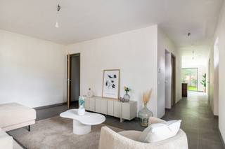 Zeer leuke nieuwbouwwoning op een aangename locatie in Essen - Heikant. Deze halfopen bebouwing is voorzien van een leefruimte met keuken, een ruime zithoek, een centrale hal met toilet en ruimte voor vestiaire en een inpandige garage. Op de eerste verdieping vind je drie leuke slaapkamers en een badkamer. Via een vaste trap heb je toegang tot de tweede verdieping die je perfect kan inrichten met een extra slaapkamer. <br />Verkoop onder registratierechten, dus mogelijks 2%!