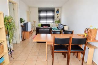 <h1><span>Instapklare woning met garage en tuin op centrale ligging in Baasrode</span></h1><p><span>Deze charmante en instapklare woning is gelegen aan het Dorpsplein van Baasrode, op een centrale en bijzonder praktische locatie. Winkels, scholen en andere dagelijkse voorzieningen bevinden zich op wandelafstand, waardoor deze woning zowel voor gezinnen als investeerders een interessante opportuniteit vormt.</span></p><p><span>Op het gelijkvloers beschikt de woning over een inkomhal die toegang geeft tot de ruime en lichtrijke leefruimte. Aansluitend bevindt zich de open, volledig ingerichte keuken, voorzien van onder- en bovenkasten, koelkast, dampkap, fornuis, oven en gootsteen. Verder vinden we op deze verdieping een badkamer met ligbad en lavabo, een afzonderlijk toilet en twee praktische bergruimtes. Eén van deze ruimtes beschikt over een aansluiting voor de wasmachine.</span></p><p><span>Achteraan geniet de woning van een aangename koer en tuin, een fijne buitenruimte om in alle rust te genieten. Bovendien beschikt de woning over een garage, die bereikbaar is via de achterliggende straat.</span></p><p><span>Op de eerste verdieping bevinden zich drie slaapkamers en een afzonderlijk toilet. Daarnaast zijn er nog een zolder en kelder aanwezig, waardoor er aan bergruimte geen gebrek is. Een bijkomende troef is het vernieuwde en geïsoleerde dak uit 2015.</span></p><p><span>De woning wordt momenteel verhuurd aan 750 per maand en biedt hierdoor eveneens mogelijkheden als investering.</span></p><p><span>Bent u op zoek naar een instapklare woning met drie slaapkamers, garage en tuin op een centrale locatie in Baasrode? Dan is een bezoek zeker de moeite waard.</span></p><p><span>Bezoekdag op 30 september.</span><span> Een bezoek kan eenvoudig online ingepland worden via onze website.</span></p>