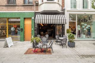 <h3><span>Instapklaar handelspand met appartement in het centrum van Mechelen.</span></h3><h3><span>Op zoek naar een veelzijdig pand waar wonen en werken perfect gecombineerd kunnen worden? Dit instapklare handelspand met woonst is uitstekend gelegen in het centrum van Mechelen, op wandelafstand van winkels, horeca en alle dagelijkse voorzieningen.</span></h3><p><span>Het pand biedt een aangename combinatie van een commerciële ruimte en een comfortabele woongelegenheid. De woonst beschikt over twee slaapkamers, een badkamer en een aangenaam terras. Daarnaast is er een geïnstalleerde keuken, zodat u meteen van alle comfort kunt genieten.</span></p><p><span>Dankzij de centrale ligging en de praktische indeling biedt dit pand tal van mogelijkheden. Ideaal voor een zelfstandige die wonen en werken op één locatie wil combineren, maar eveneens interessant als investering.</span></p><p><span>Troeven:</span></p><ul><li><span>Zeer centrale ligging in Mechelen</span></li><li><span>Opgesplitst in twee huisnummers waardoor het afzonderlijk kan verhuurd worden</span></li><li><span>Handelspand met woonst</span></li><li><span>Volledig instapklaar</span></li><li><span>2 slaapkamers met mogelijkheid voor derde slaapkamer.</span></li><li><span>Volledig geïnstalleerde keuken</span></li><li><span>Aangenaam terras van 27m²</span></li><li><span>Ideaal voor wonen en werken</span></li><li><span>Interessant als investering</span></li></ul><p><span>Een mooie opportuniteit voor wie op zoek is naar een instapklaar pand met commerciële mogelijkheden én wooncomfort, gelegen in het bruisende centrum van Mechelen.</span></p><p><span>Interesse? Contacteer ons vandaag nog voor meer informatie of een bezoek ter plaatse.</span></p>