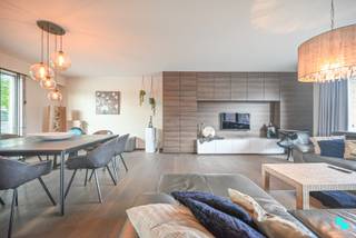 Ontdek dit luxueus duplex appartement met 3 ruime slaapkamers gelegen in Desselgem. Het appartement heeft een bewoonbare oppervlakte van maar liefst 322m² (volgens EPC-attest) en is uitstekend gelegen nabij het centrum van Waregem. Ideaal als opbrengsteigendom doordat dit duplexappartement perfect kan opgesplitst worden als 2 afzonderlijke appartementen. Indeling: VERDIEPING 1: Inkomhal met apart toilet en wasplaats, lichtrijke leefruimte (parketvloer), volledig geïnstalleerde keuken in natuursteen (2018) met o.a een vaatwasmachine, combi-oven, inductiekookplaat met bijhorende dampkap etc., berging/wasplaats, ruime slaapkamer met inmaakkasten en vernieuwde badkamer (2018) met een ruime inloopdouche en dubbele wastafel. Achteraan heeft u toegang tot het ruime privéterras. VERDIEPING 2: Inkomhal met apart toilet, ruime leefruimte met bijhorende keuken, berging/wasplaats, badkamer voorzien van een ligbad en wastafel, 2 ruime slaapkamers en een geïsoleerde zolderruimte die kan dienen als extra polyvalente ruimte. Verder beschikt dit appartement nog over een garage en 2 individuele autostaanplaatsen. <em>Open bezoekmoment op zaterdag 14 september vanaf 10u. </em>Reservatie maken via 056 98 03 03.