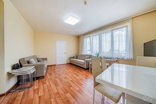 Ideaal gelegen in Sint-Gillis, ontdek dit aangename appartement met 1 slaapkamer en een bureau, waar comfort, functionaliteit en een topligging samenkomen!<br /><br />INFO &amp; BEZOEKEN : bruxelles.ouest@weinvest.be – 02 315 77 22<br /><br />Bij het betreden van het appartement wordt u verwelkomd in een lichtrijke woonkamer met een volledig uitgeruste open keuken, die zorgt voor een gezellige en aangename leefruimte.<br /><br />Het appartement beschikt over een comfortabele slaapkamer aan de achterzijde van het gebouw met toegang tot een balkon, ideaal om in alle rust te genieten. Daarnaast is er een bureau dat eveneens toegang biedt tot een balkon met een open uitzicht, perfect als thuiswerkplek of ontspanningsruimte.<br /><br />De ramen zijn voorzien van dubbele beglazing, wat zorgt voor een uitstekend thermisch en akoestisch comfort. EPC : E - CO2 : 55 kg/(m².an) - 274 [kWhEP/(m².an)]<br /><br />Gelegen in de César Depaepestraat geniet dit appartement van een bijzonder gegeerde ligging, op slechts enkele minuten van het centrum van Brussel, de Zavel, het Sint-Gillisvoorplein en de Louizalaan. Openbaar vervoer (tram, metro en bus), station Brussel-Zuid, de belangrijkste invalswegen en tunnels zijn vlot bereikbaar, waardoor u zich gemakkelijk kunt verplaatsen.<br /><br />Bovendien geniet u van een aangename woonomgeving dankzij de onmiddellijke nabijheid van winkels, scholen, kinderdagverblijven, ziekenhuizen, restaurants en een groenplein recht tegenover het gebouw. Sint-Gillis is een bijzonder geliefde gemeente, bekend om haar prachtige architectuur, levendige sfeer, culturele aanbod en uitstekende levenskwaliteit.<br /><br />Bent u op zoek naar een eerste woning of een interessante investering? Dan vormt dit appartement een uitstekende opportuniteit dankzij de topligging, de twee balkons en de praktische indeling.<br /><br />Een bezoek zal u zeker overtuigen !