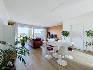 <p>Licht, ruimte en buitenleven op een uitstekende locatie! Dit recent opgeleverde (2021) instapklare appartement op de tweede verdieping combineert een aangename woonbeleving met een praktische indeling, een groot terras en een vlotte bereikbaarheid.</p>
<p>De ruime woonkamer biedt plaats aan een comfortabele zithoek en eetplaats en vormt het hart van het appartement. Grote glaspartijen zorgen niet alleen voor veel natuurlijke lichtinval, maar geven ook rechtstreeks toegang tot het ruime en gezellige terras. De volledig geïnstalleerde keuken sluit mooi aan bij de leefruimte, met daarnaast een praktische berging met wasplaats.</p>
<p>Het appartement beschikt verder over 2 volwaardige slaapkamers, een verzorgde badkamer met inloopdouche en lavabo en een afzonderlijk toilet. Het appartement ligt vlak naast het jaagpad aan de Schelde dat je binnen 10 minuten in centrum Gent brengt.</p>
<p>Een bijkomende troef is de afgesloten fietsenstalling. Privatieve parkeerplaats aan te kopen voor €15.000.</p>
<p>Troeven</p>
<ul>
<li>Instapklaar (2021)</li>
<li>Energiezuinig</li>
<li>2 slaapkamers</li>
<li>Lichtrijk</li>
<li>Afgesloten gemeenschappelijke fietsenstalling</li>
<li>Vlotte verbinding naar Gent en verschillende belangrijke toegangswegen (E17, E40)</li>
<li>Nabij winkels, scholen en openbaar vervoer</li>
</ul>
<p>Deze woning is te koop ZONDER makelaar via het concept van Smart Houses. Wenst u verdere inlichtingen of een bezoek? Contacteer rechtstreeks de eigenaar via 0477/31.53.62.</p>