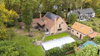 Ruime praktijkvilla met zwembad op ca. 2.076 m² in doodlopende straat te ’s GravenwezelDeze op te frissen praktijkvilla beschikt over onder meer 4...