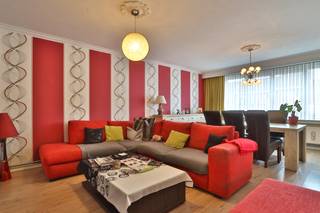 Bent u op zoek naar een zorgeloze investering met gegarandeerde maandelijkse inkomsten? Dan is dit kleinschalig appartementsgebouw, bestaande uit 5 verhuurde appartementen, 1 verhuurde garagebox en 4 verhuurde autostaanplaatsen, in centrum Beveren, een unieke kans.<br />Het gebouw is zeer centraal gelegen op de Gentsweg, wat zorgt voor een uitstekende bereikbaarheid, zowel met de wagen als via het openbaar vervoer. Winkels, scholen en openbaar vervoer bevinden zich op wandelafstand. <br /><br />Het gebouw werd opgetrokken in 1974 en onderging reeds meerdere belangrijke renovaties. Alle appartementen zijn uitgerust met een individuele gascondensatieketel (2019). Daarnaast werd ook het dak geïsoleerd en werden alle ramen vervangen naar PVC-ramen met HR-dubbele beglazing, wat bijdraagt aan de goede energieprestaties van het gebouw. De EPC-labels van de appartementen variëren tussen label A en C, waarbij meerdere units een zéér gunstige score behalen. Alle appartementen alsook de gemene delen beschikken over een conforme elektrische keuring tot 2045.<br /><br />De ruime appartementen van elk ca. 101 m² beschikken over een praktische indeling, zijnde een inkomhal met vestiairekast, living, keuken, 2 slaapkamers, een berging, een badkamer, een apart toilet en een aangenaam zuidoost-georiënteerd terras van ca. 10 m². Elk appartement beschikt tevens over een privatieve staanplaats en het gelijkvloerse appartement beschikt over een garagebox alsook het privatief genotsrecht van de ruime tuin.<br /><br />Dankzij de combinatie van onmiddellijke huuropbrengsten, een uitstekende ligging en het feit dat de appartementen deels vernieuwd werden, is dit een uitgelezen kans voor wie zijn vastgoedportefeuille wil uitbreiden met een solide en stabiel opbrengsteigendom.<br /><br />Wenst u meer informatie of plant u graag een bezoek ter plaatse? Contacteer ons dan via verkoop@homevast.be of telefonisch op 03 344 77 44.