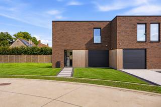 <strong>Omgeving</strong><br />Wonen in de Cornelis de Schepperstraat betekent genieten van een aangename en residentiële woonomgeving in Nazareth-De Pinte. Deze nieuwe verkaveling biedt een uitstekende balans tussen comfortabel wonen en een vlotte bereikbaarheid. Hier woon je in een aangename buurt met alle dagelijkse voorzieningen binnen handbereik.<br /><br />Dankzij de centrale ligging zijn winkels, scholen, horeca en openbaar vervoer vlot bereikbaar. Ook de belangrijkste invalswegen bevinden zich in de nabijheid, waardoor zowel Gent als omliggende gemeenten zeer eenvoudig bereikbaar zijn. De ideale ligging voor wie rustig en kwalitatief wil wonen, zonder de verbinding met de stad te verliezen.<br /><br /><strong>Moderne nieuwbouwwoning met 3 slaapkamers en grote tuin</strong><br />Deze prachtige nieuwbouwwoning combineert hedendaags wooncomfort met een aangename, functionele indeling en een ruime tuin. Dankzij het EPC A geniet je bovendien van een energiezuinige woning die helemaal klaar is voor de toekomst.<br /><br />Bij het binnenkomen kom je terecht in de inkomhal met apart gastentoilet, die toegang biedt tot de leefruimte. De ruime en lichtrijke leefruimte vormt het centrale hart van de woning en staat in directe verbinding met de volledig uitgeruste, open keuken. De open indeling creëert een aangename leefomgeving waar koken, tafelen en ontspannen met vrienden naadloos samenkomen.<br /><br />Vanuit de leefruimte is er een mooie connectie met de grote tuin. Deze ruime buitenomgeving biedt volop mogelijkheden om te genieten van het buitenleven. Denk aan een gezellige eethoek, een speelruimte voor de kinderen of simpelweg een heerlijke plek om in alle rust te ontspannen.<br /><br />Op de eerste verdieping bevinden zich drie volwaardige slaapkamers, waardoor de woning perfect geschikt is voor een gezin, maar ook ruimte biedt voor een thuiswerkplek of hobbyruimte.<br /><br />De ruime badkamer is ingericht met oog voor comfort en beschikt over een dubbele lavabo, een ruime inloopdouche en een ligbad.<br /><br />Deze nieuwbouwwoning is de ideale keuze voor wie op zoek is naar een moderne en energiezuinige thuis met voldoende ruimte, een grote tuin en een uitstekende woonkwaliteit<br /><br />Een bijzonder voordeel: de vermelde verkoopprijs is <strong>inclusief btw,</strong> waardoor je van bij de start een duidelijk beeld hebt van het totale aankoopbudget.<br /><br /><strong>Absolute pluspunten</strong>
<ul>
<li>Nieuwbouw</li>
<li>EPC A</li>
<li>Moderne architectuur en hedendaags comfort</li>
<li>Rustige en residentiële ligging</li>
<li>Vlotte bereikbaarheid van Gent en omliggende gemeentes</li>
<li>Ideale combinatie van groen wonen en bereikbaarheid</li>
</ul>
Voor meer informatie of een bezoekmoment: contacteer<strong> info@oko.immo</strong> of <strong>0484 14 96 86.</strong>