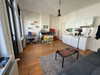 Zeer gunstig gelegen studio op toplocatie Antwerpen centrum De studio is werkelijk instapklaar en beschikt over leefruimte op plankenvloer met open...