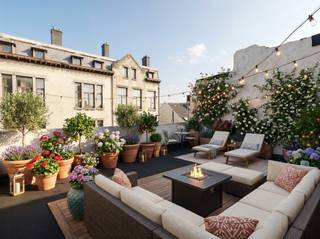 Laat je alvast inspireren bij het kiezen van jouw keuken, jouw eigen inrichting. Volledig naar jouw stijl en kleur!Deze duplex combineert slim ruimtegebruik met overvloedig daglicht op de 2 verdiepingen. De open leefkamer kan u volledig naar eigen smaak inrichten. Laat u inspireren door de render foto om zo uw eigen keuze van keuken samen te stellen.Centraal gelegen brengt de trap u tot de bovenverdieping. Zeer comfortabele verdieping met bureelruimte/dressing, slaapkamer en doucheruimte met lavabo en toilet en toegang tot het dakterras. Mogelijkheid tot het plaatsen van uw fietsPluspunt: het gemeenschappelijk dakterras – ideaal om te ontspannen! Kortom, dit totaalpakket kan u terugvinden in de omgeving van de Troonplaats en het 'Zuid!Abricasa – Vastgoed voor generaties: Jouw vastgoedpartnerWil je jouw eigendom verkopen of zoek je een vastgoedmakelaar voor verhuur of beheer?Abricasa biedt persoonlijke begeleiding bij al uw vastgoedvragen, van begin tot eind. Leer ons kennen!