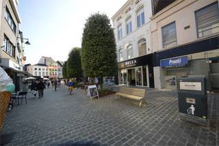 Commercieel handelspand, gelegen in het centrum van Aalst, nabij ‘Dille &amp; Kamille’, ‘Orange’, ‘Leonidas’, …<br />Dit betreft een commercieel gelijkvloers van ca. 80 m² + verdiep. <br />Het dak werd recent vernieuwd. <br /><br />De maandelijkse huurprijs bedraagt 1.800 euro. <br />Onroerende voorheffing ten laste van de huurder. <br /><br />Benieuwd naar dit bedrijfsvastgoed te huur regio Aalst? <br />Contacteer info@immodelestre.be of 054 33 62 52. <br />www.immodelestre.be<br />